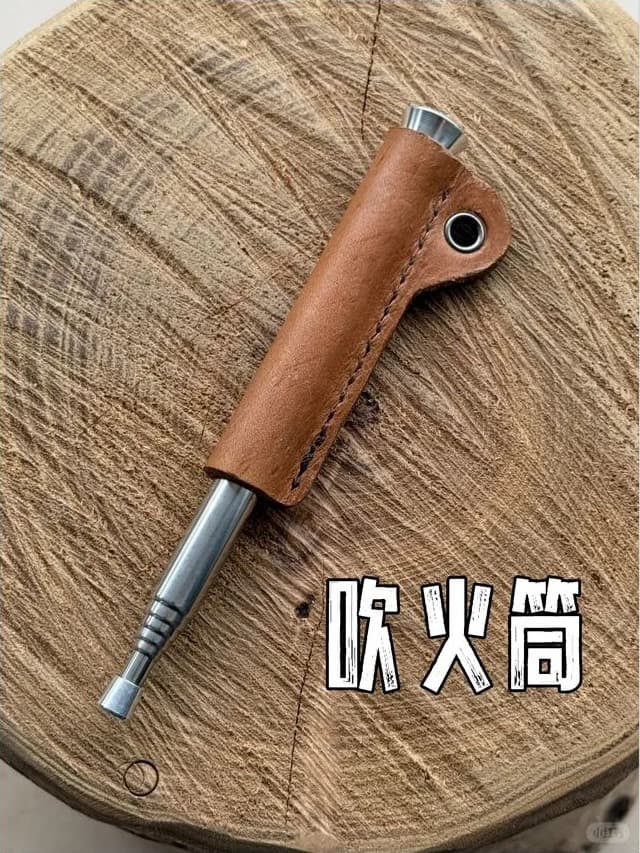 木桌上的手作皮革吹火筒