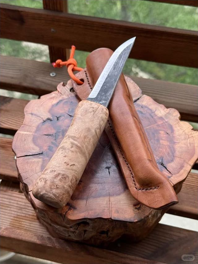 木桌上的手作刀具与牛皮刀鞘